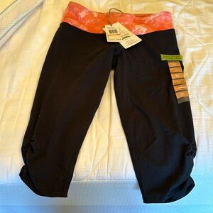 Earth yoga organic clothing capris size medium tags on